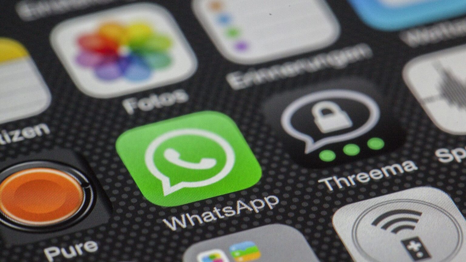 WhatsApp lança IA para resumir conversas no Brasil