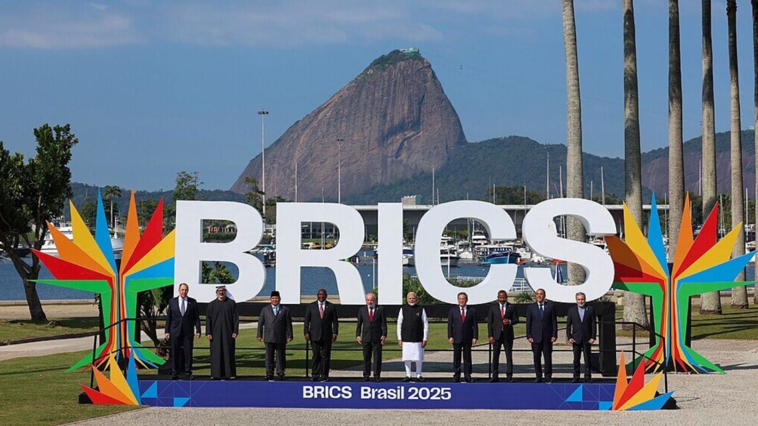 BRICS Planeja Sistema de Pagamentos Sem Dólar até 2030